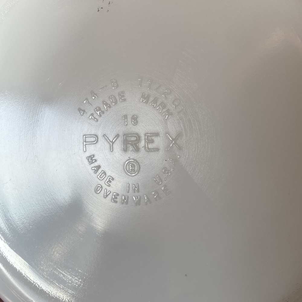 Pyrex Early American 1.5 quart Casserole Dish with Lid - Picture 9 of 11